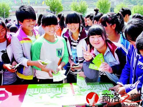4月30日，“綠書簽行動2014”系列宣傳活動給丹鳳縣資峪鎮(zhèn)九年制學校捐贈價值2萬余元的圖書