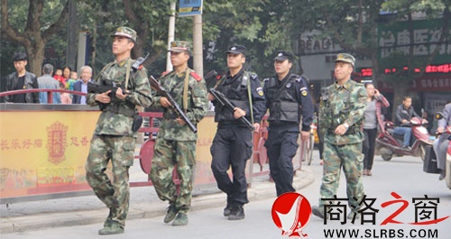 節(jié)日期間市、區(qū)公安機(jī)關(guān)和駐商武警開展武裝聯(lián)勤
