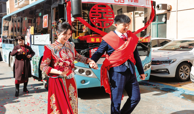 公交車當婚車 駛向文明新風(fēng)