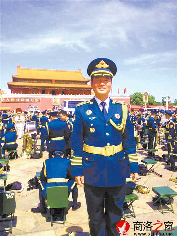 閱兵結束后，陳沖趕緊讓戰(zhàn)友為自己拍照留念，把這一激動時刻永遠定格。