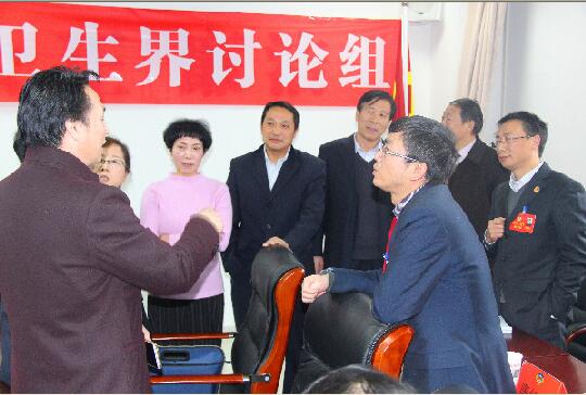 2月5日下午，市政協(xié)四屆一次會(huì)議科技、體育、醫(yī)療衛(wèi)生界委員在小組討論休息時(shí)間，還在熱烈討論提案修改的幾個(gè)細(xì)節(jié)問(wèn)題。