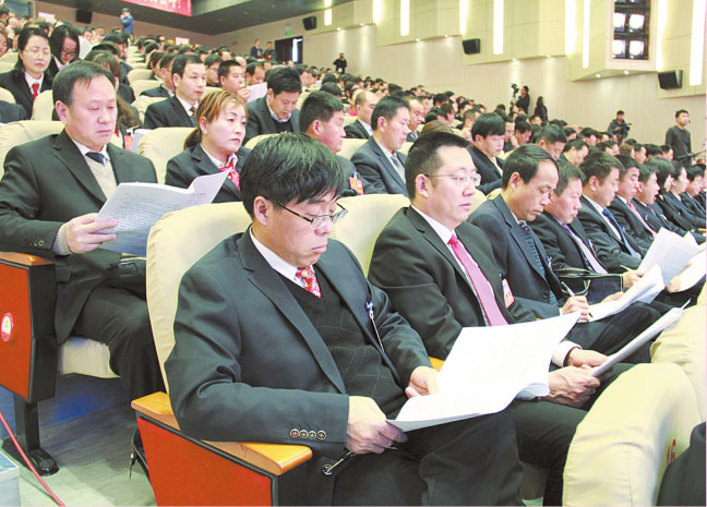 2月5日上午，市四屆人大一次會(huì)議開(kāi)幕，出席大會(huì)的市人大代表認(rèn)真聆聽(tīng)政府工作報(bào)告。
