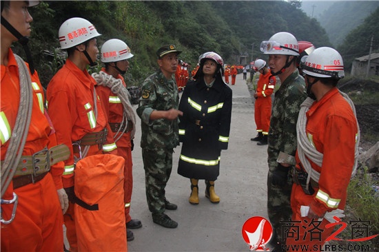 夜幕降臨，參與救援的武警戰(zhàn)士仍在接受任務(wù)。