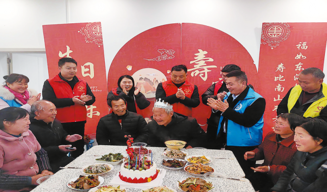 愛(ài)心生日宴 情暖老人心